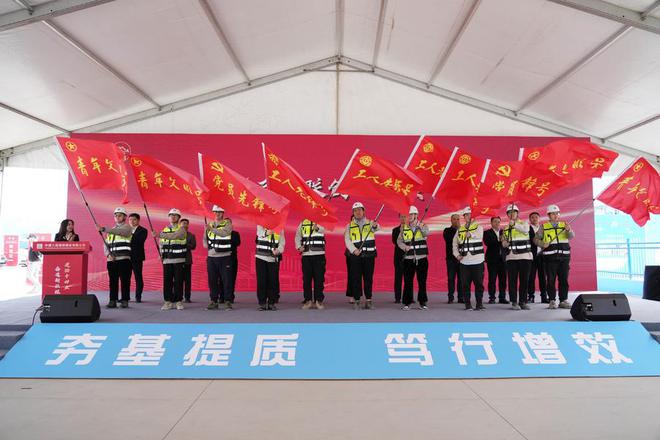 emc易倍：中建八局四公司劳动竞赛启动助推青岛董家下庄安置区建设(图3)