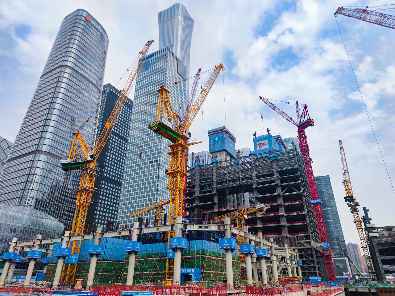 emc易倍：重庆建工：2023年新签合同额563亿元营业总收入447亿元