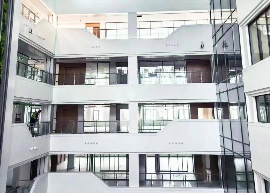 emc易倍：烟台城乡建设学校建工专业部赴飞龙·研发中心和飞龙·智慧谷项目部进行交流学习(图1)